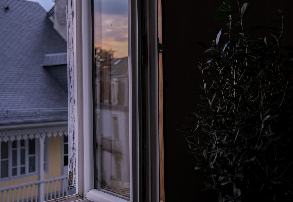 Photo du reflet de la fenêtre avec le coucher de soleil depuis notre airbnb à Bagnères de Bigorre
