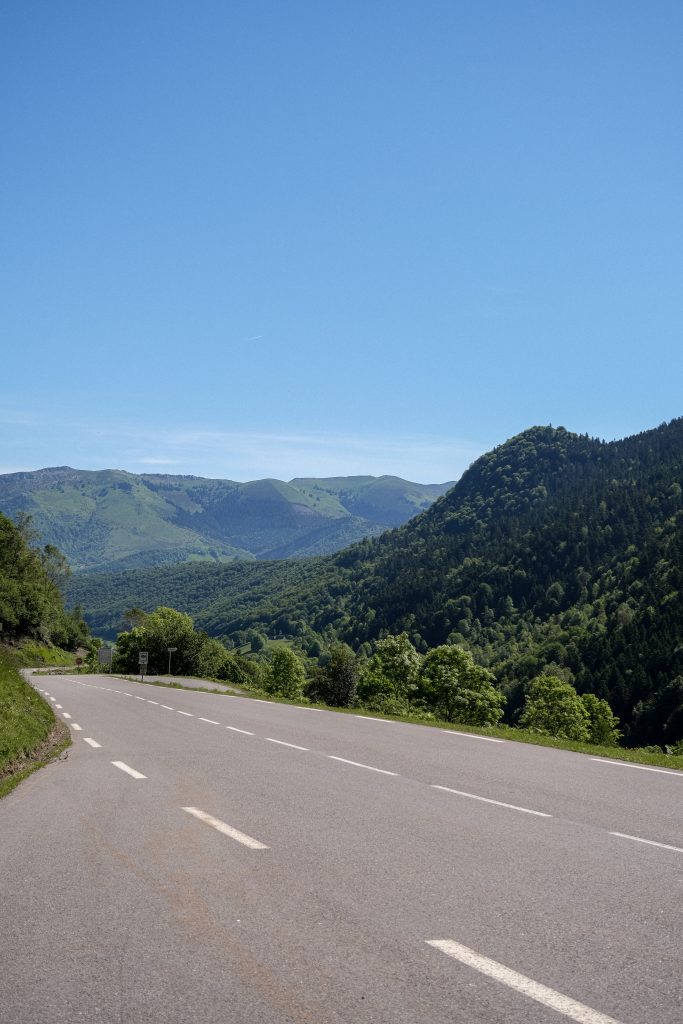 Photo d'une route avec les montagnes en fond