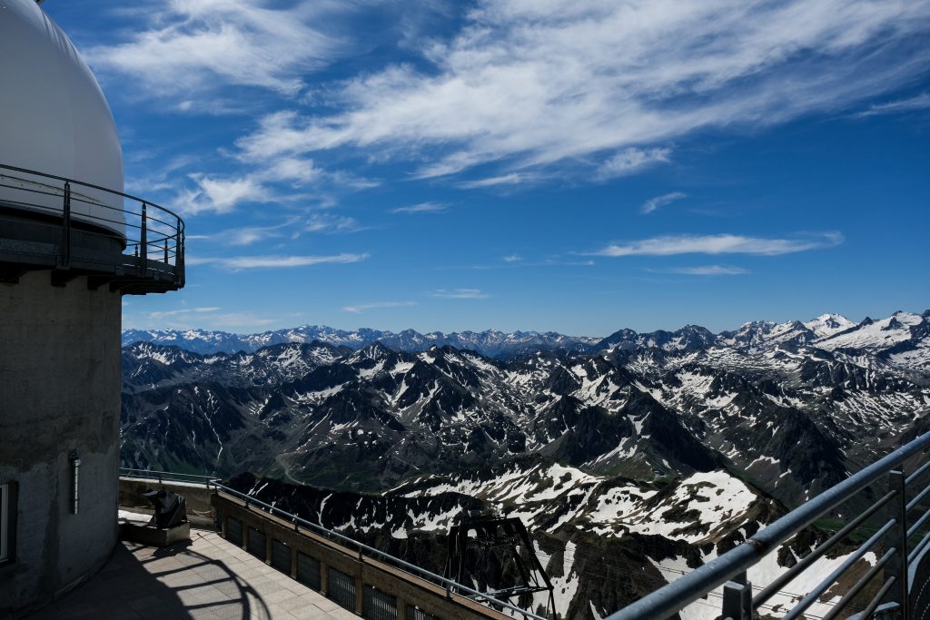 Photo de la vue en haut du Pic du Midi surplombant les montagnes enneigées