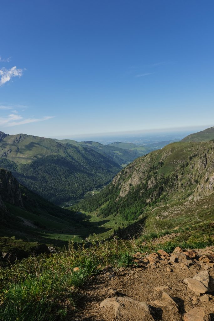 Photo prise à la moitié de la randonnée, vue sur les montagnes