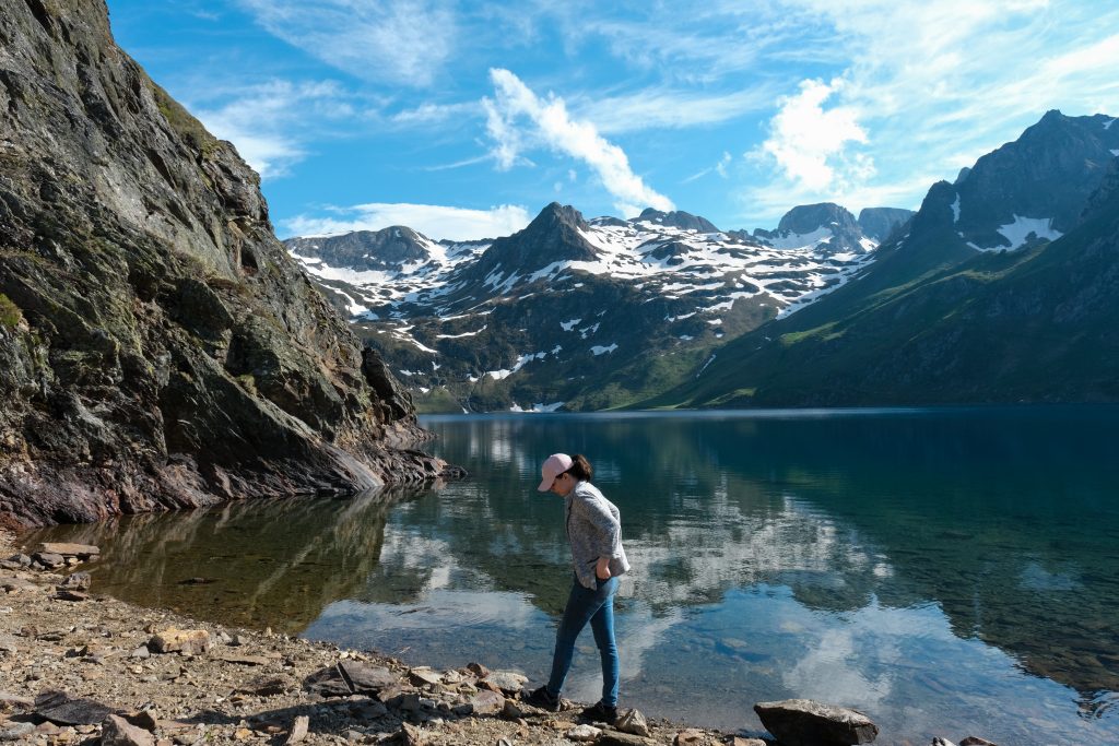 Photo de moi devant le lac bleu avec les montagnes en fond