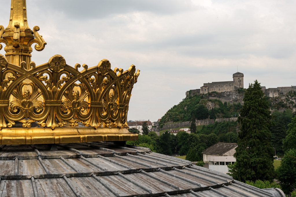 Photo d'une couronne de la basilique de Notre Dame du Rosaire à Lourdes