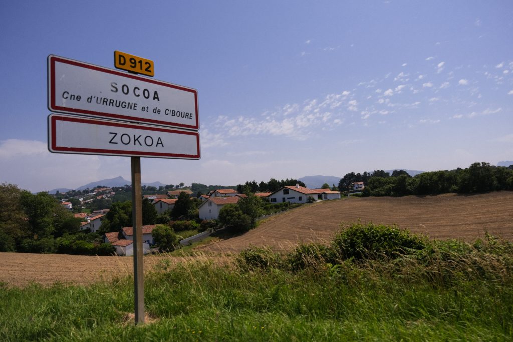 sur la route le long de la côte basque panneau Socoa