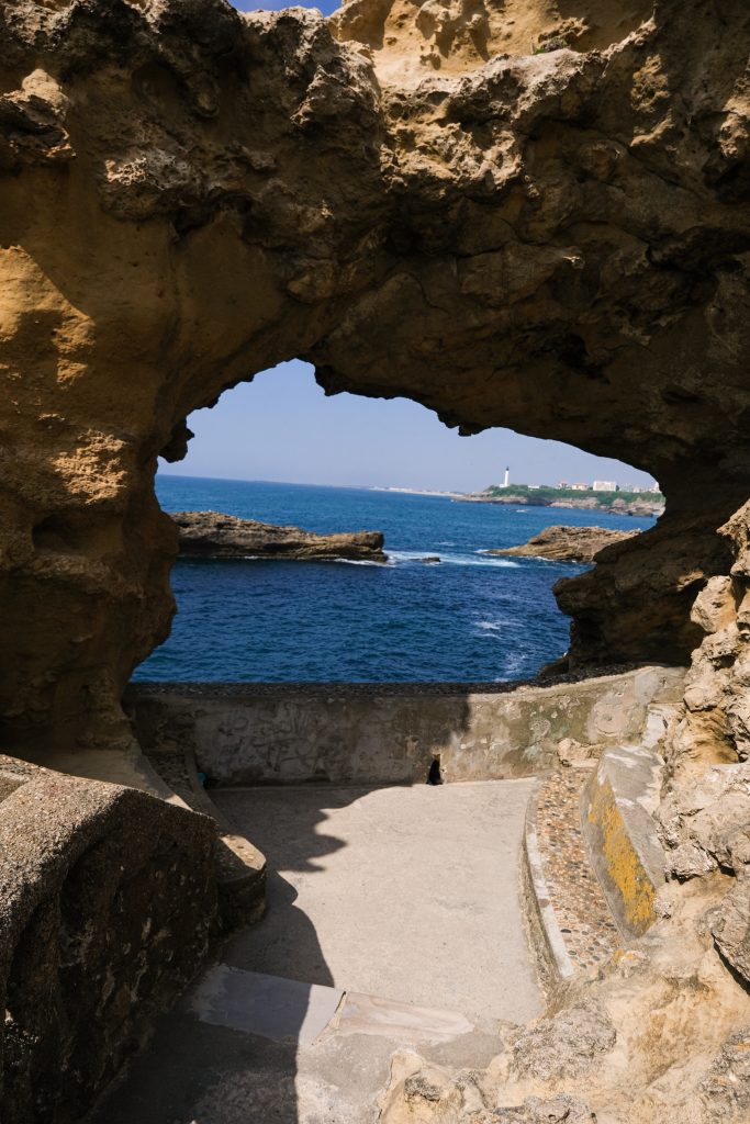 photo point de vue biarritz à travers un rocher